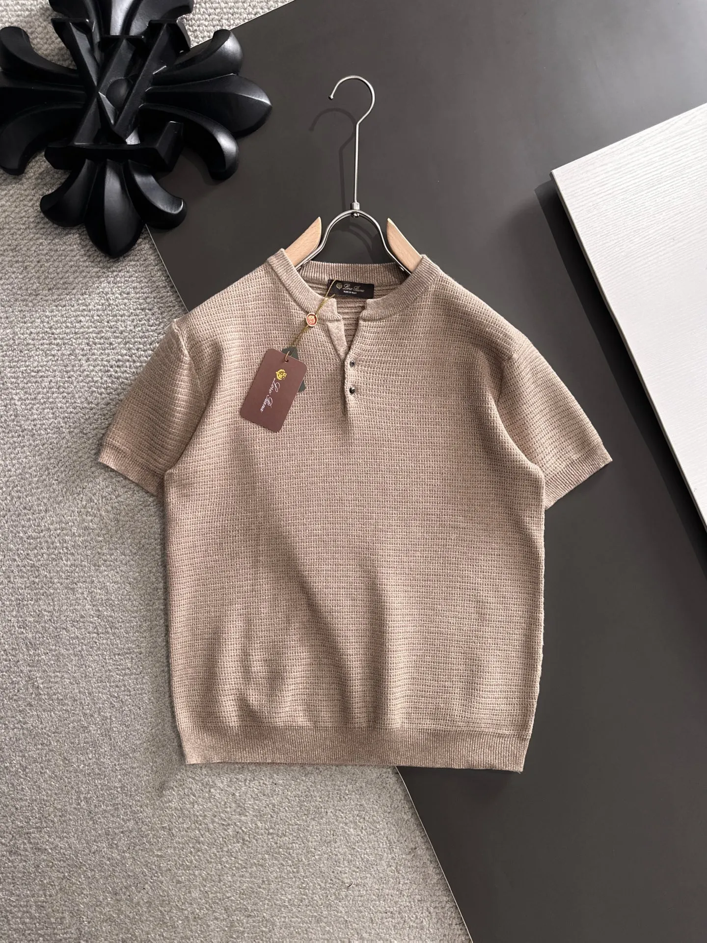 Next day shipment LP high quality Loro Piana 26ss New Arrival men's short-sleeved T-shirt Made of combed cotton yarn knitted cotton fabric, no pressure when entering and exiting the counter Exclusive control of raw materials It feels substantial when weighed, and the upper body is more textured than ordinary T-shirts. This texture can cope with the weather easily and is suitable for both hot and cold! Loose fit design, looks noble. The only correct version is available Size: M to XXXL